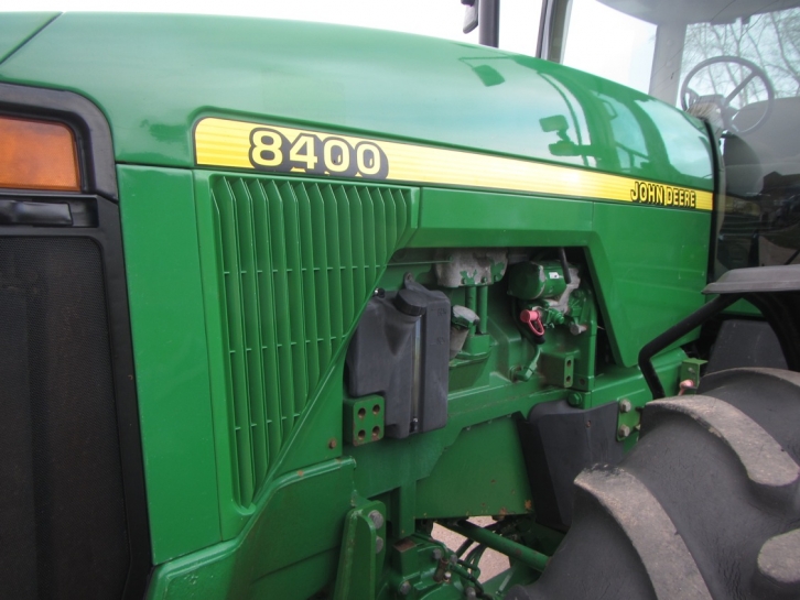 John Deere 8400