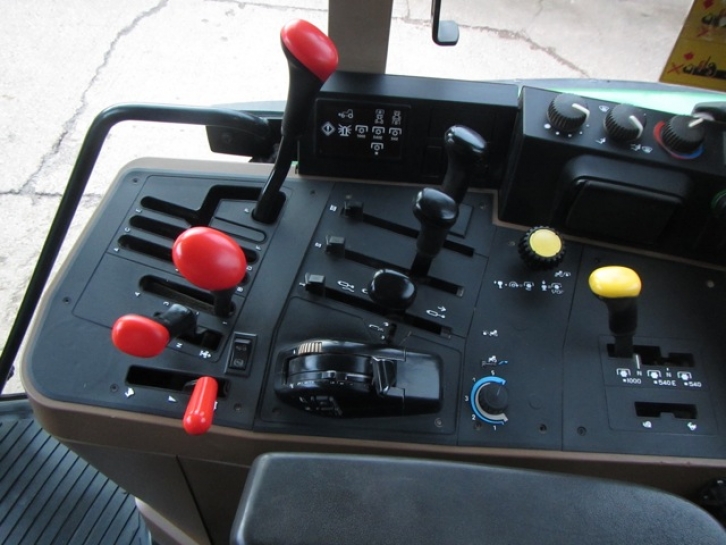 John Deere 6900