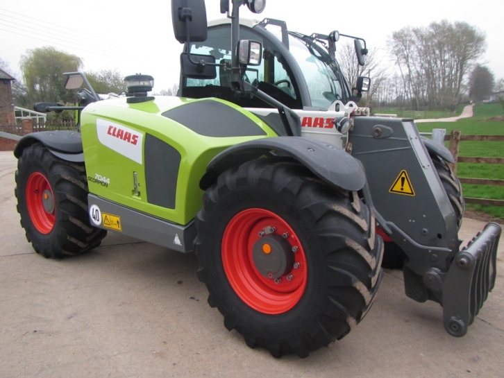 Claas Scorpion 7044