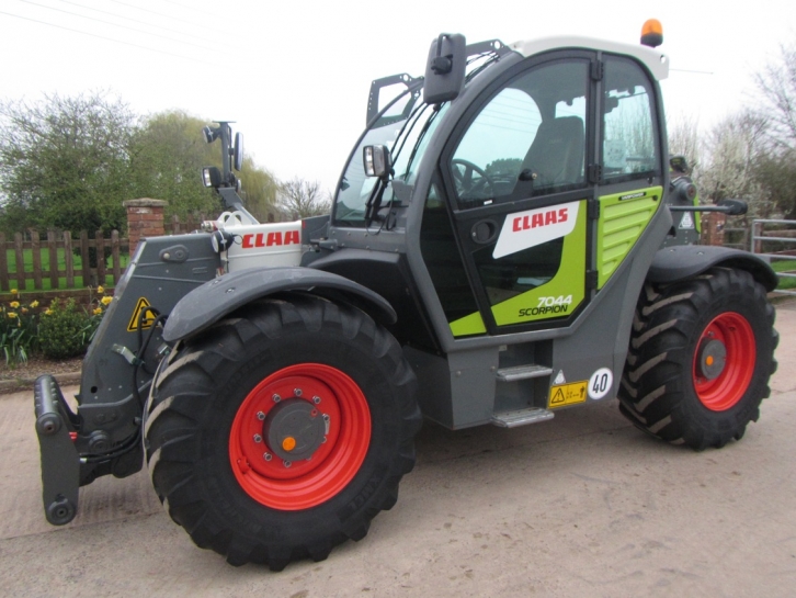 Claas Scorpion 7044