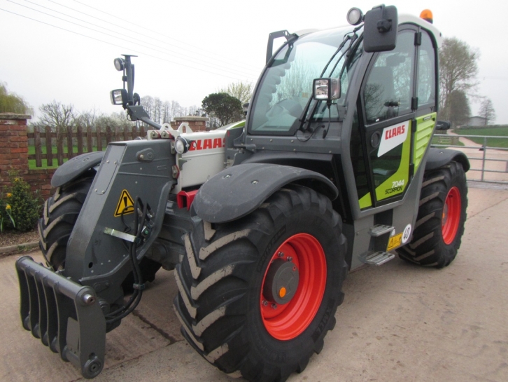 Claas Scorpion 7044