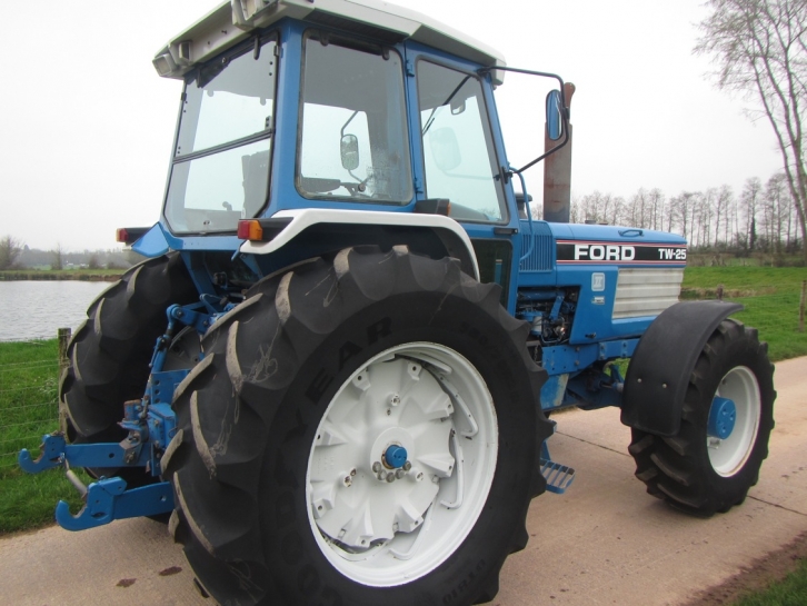 Ford TW25