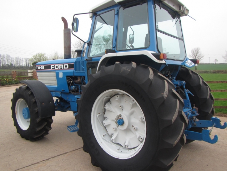 Ford TW25