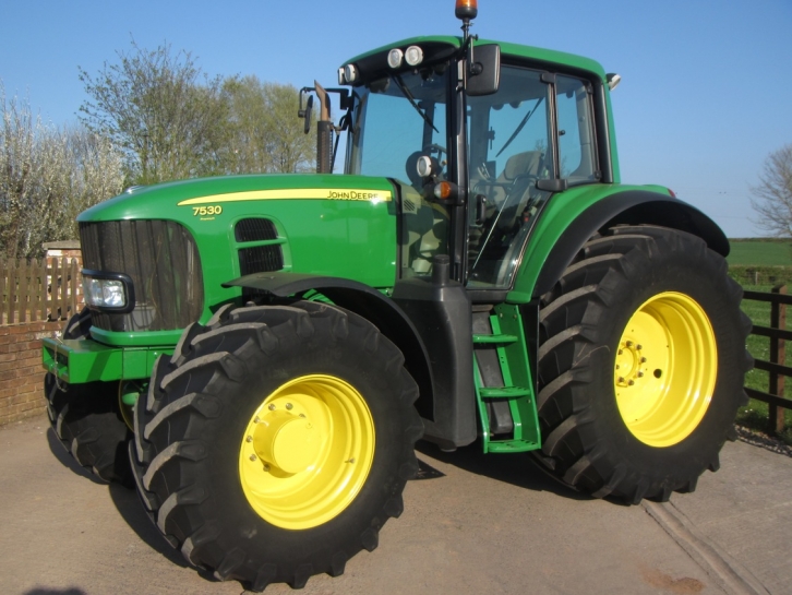 John Deere 7530