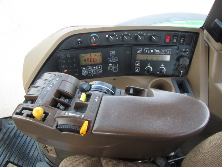 John Deere 8120