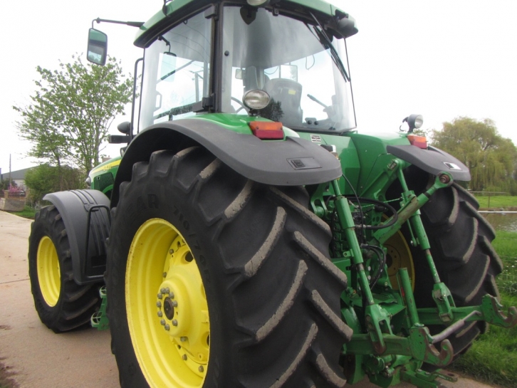 John Deere 8120
