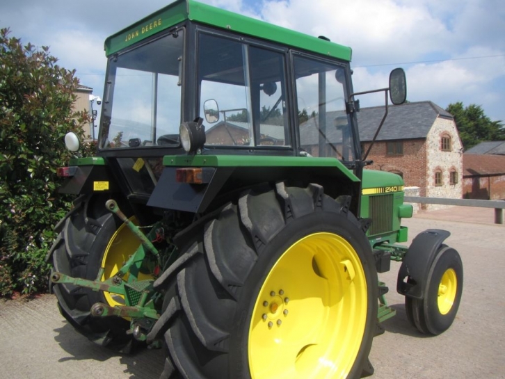 John Deere 2140