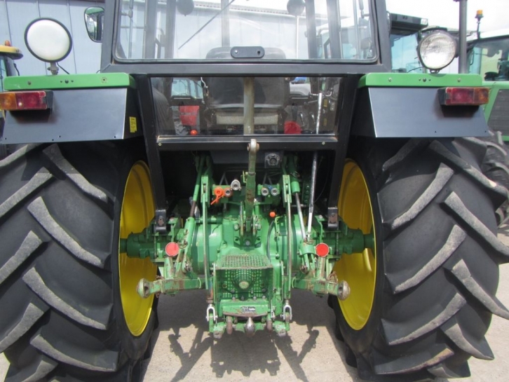 John Deere 2140