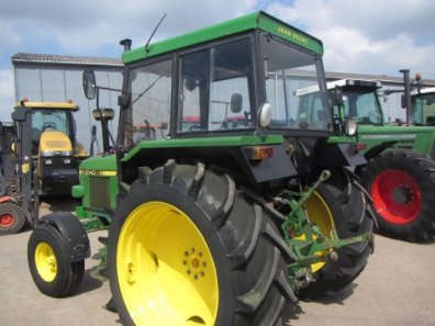 John Deere 2140