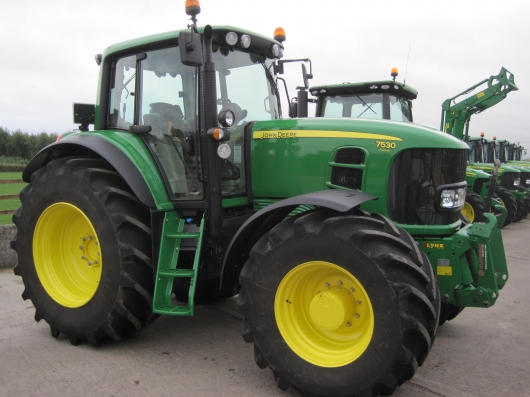 John Deere 7530