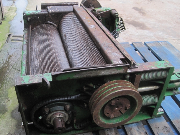 John Deere 7700 maize corn cracker