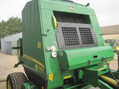 John Deere 582 baler