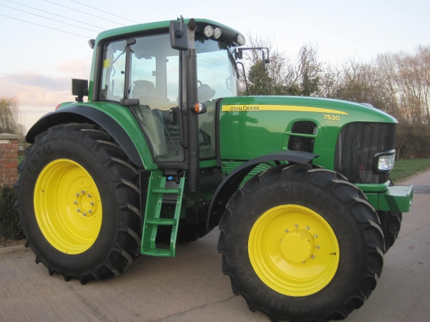 John Deere 7530