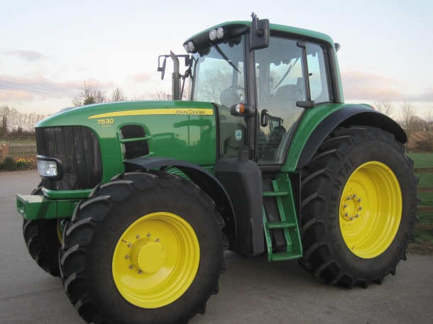 John Deere 7530