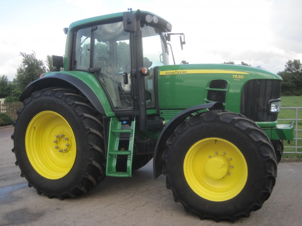 John Deere 7530