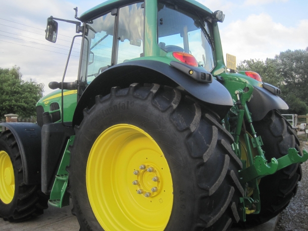 John Deere 7530