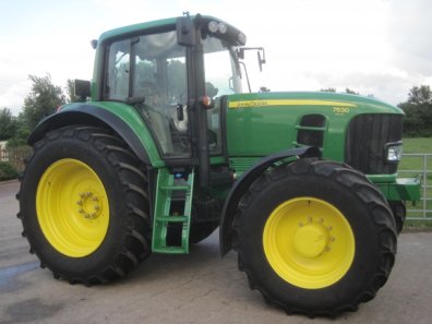 John Deere 7530