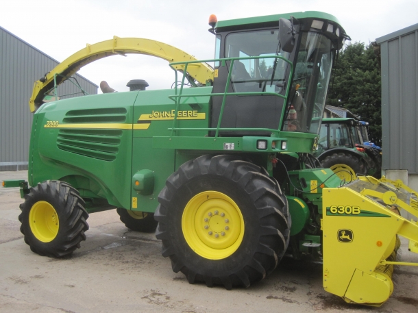 John Deere 7300