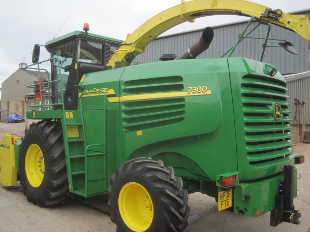 John Deere 7300