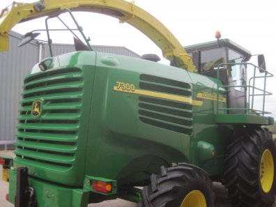 John Deere 7300