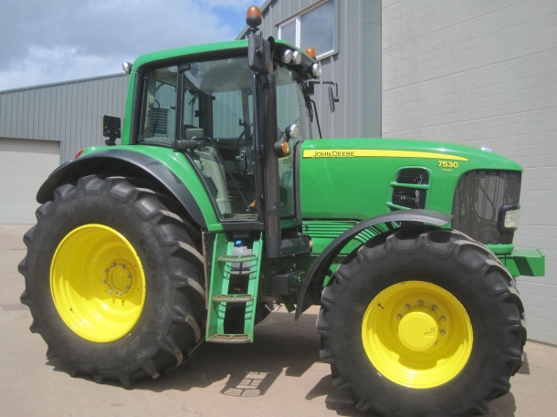 John Deere 7530