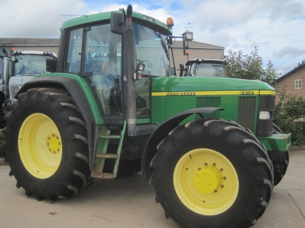 John Deere 6910