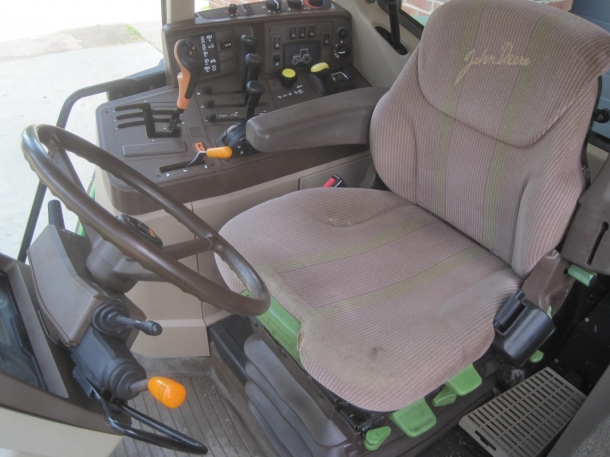 John Deere 6910