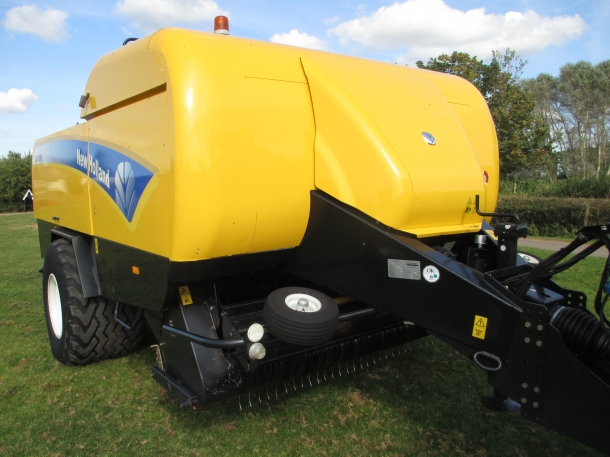 New Holland BB9070 baler
