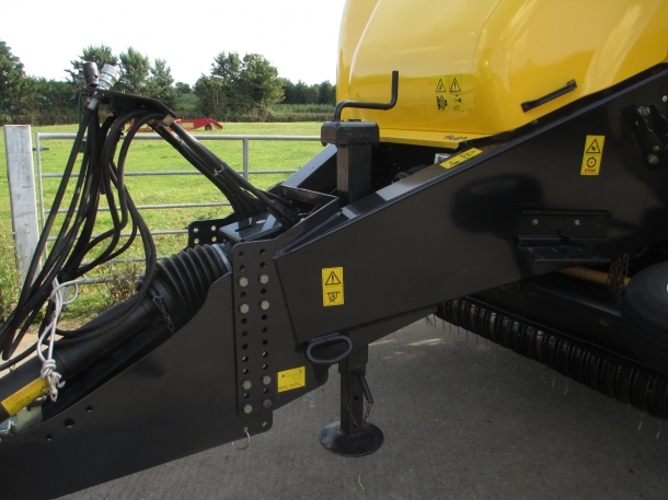 New Holland BB9070 baler