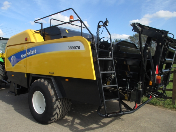 New Holland BB9070 baler