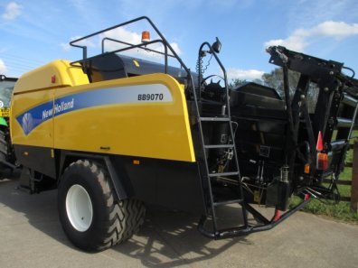 New Holland BB9070 baler