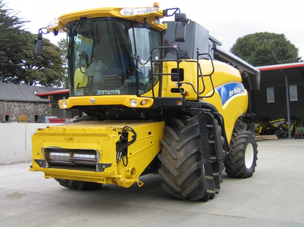 New Holland CR9080 Elevation