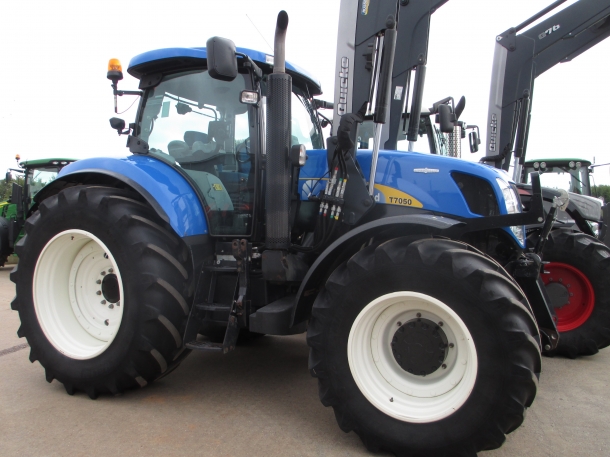 New Holland T7050