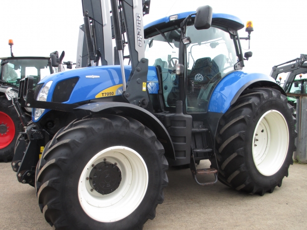 New Holland T7050