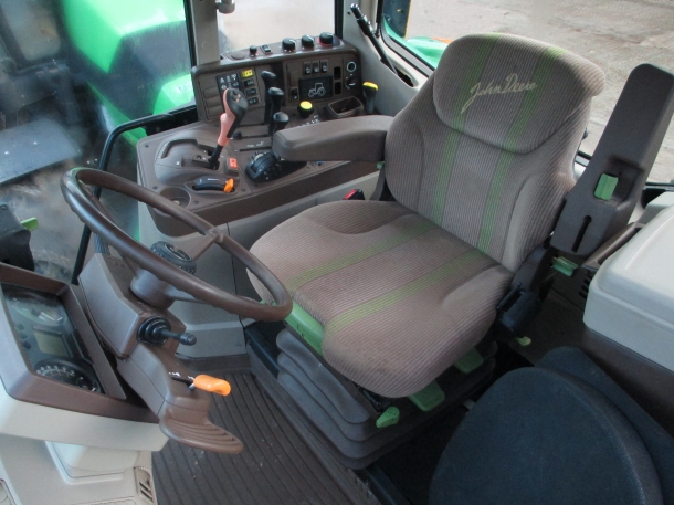John Deere 6820