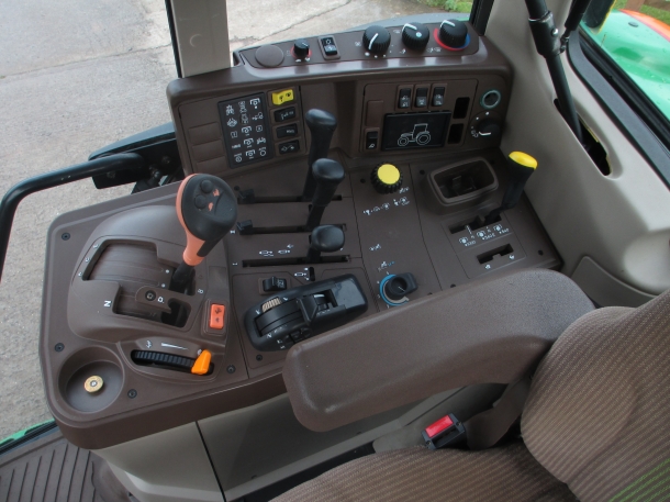 John Deere 6820