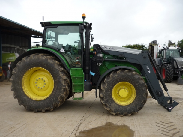 John Deere 6210R