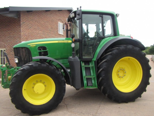 John Deere 7530