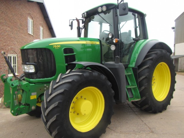 John Deere 7530