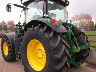 John Deere 6210R