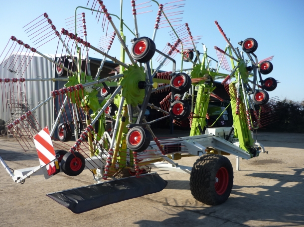 Claas Liner 3500 rake
