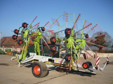 Claas Liner 3500 rake
