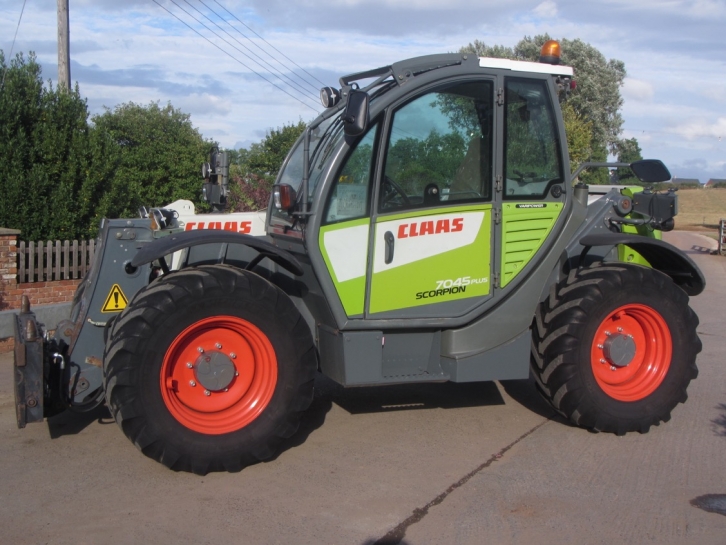 Claas Scorpion 7045 Plus