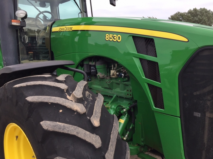 John Deere 8530
