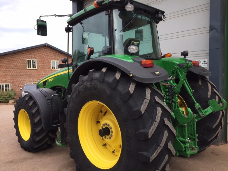 John Deere 8530