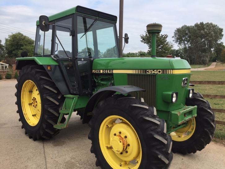 John Deere 3140