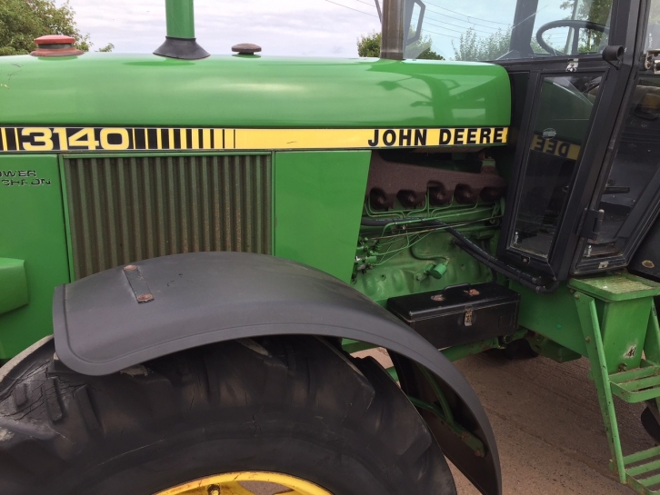 John Deere 3140