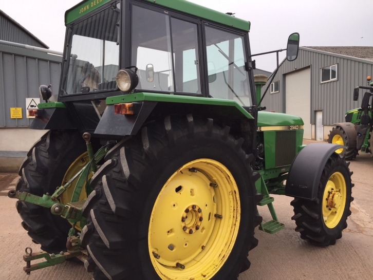 John Deere 3140