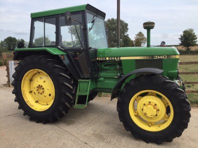 John Deere 3140