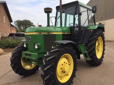 John Deere 3140